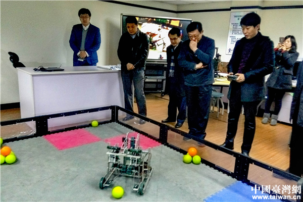 陳會長一行參觀體驗中小學及少年宮的科技教育設施 陳會長一行參觀體驗中小學及少年宮的科技教育設施